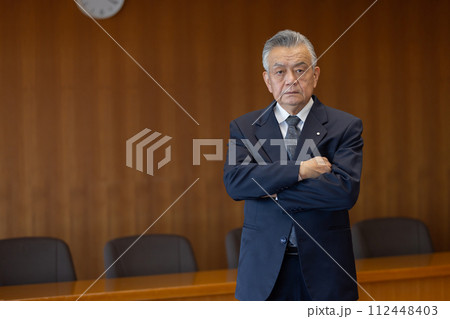 腕組みをする政治家 112448403