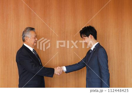 握手をする政治家 112448425