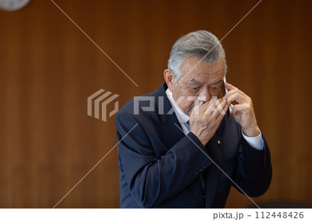 スマホを使う政治家 112448426