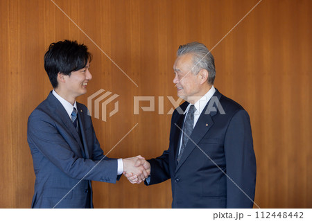 握手をする政治家 112448442