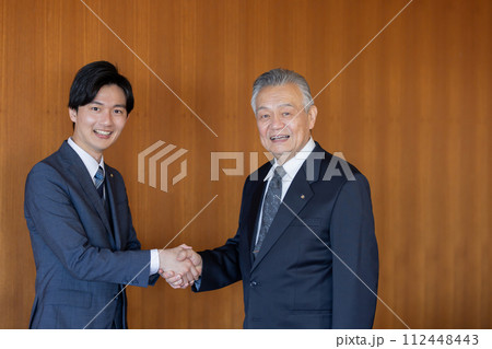 握手をする政治家 112448443