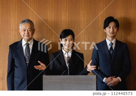 政治家　演説 112448573