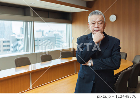 ビジネス　男性　スーツ　社長　会議室　政治家　70代　80代 112448576