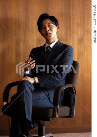 インタビューを受けるビジネスマン 意気込み インタビューを受けるビジネスマン 意気込み 112448610