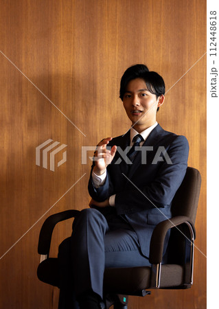 インタビューを受けるビジネスマン 意気込み インタビューを受けるビジネスマン 意気込み 112448618