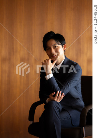 インタビューを受けるビジネスマン　意気込み 112448619