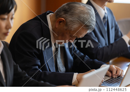 居眠りをする議員 112448625