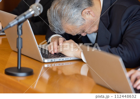 居眠りをする議員 居眠りをする議員 112448632