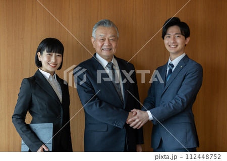 握手をする政治家 112448752
