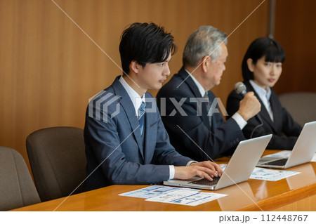円卓 重厚感 会議イメージ 円卓 重厚感 会議イメージ 112448767