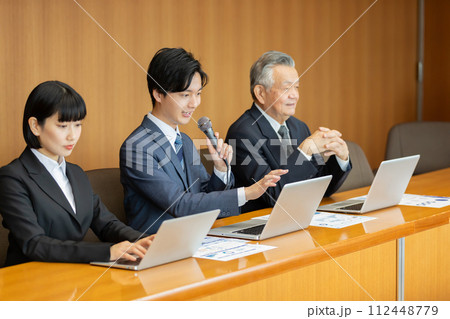 円卓　重厚感　会議イメージ 112448779