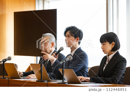政治家　円卓　重厚感　会議イメージ 112448951