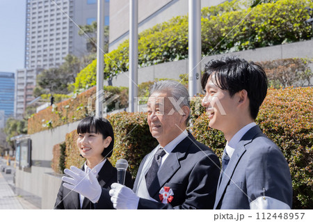 選挙で演説をする候補者 112448957