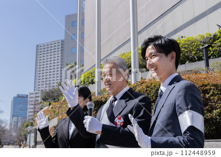 選挙で演説をする候補者 112448959