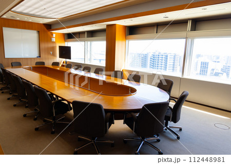 重厚感のある会議室　円卓 112448981