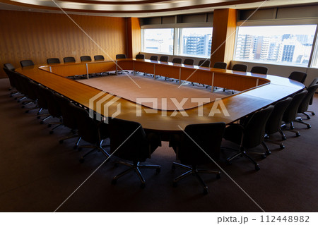 重厚感のある会議室　円卓 112448982