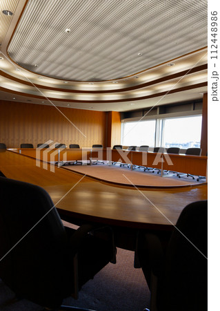 重厚感のある会議室　円卓 112448986
