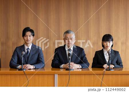 政治家 円卓 重厚感 議員バッジ 会議イメージ 政治家 円卓 重厚感 議員バッジ 会議イメージ 112449002