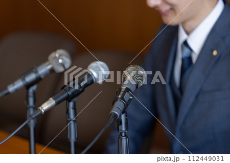 形だけの謝罪会見 112449031