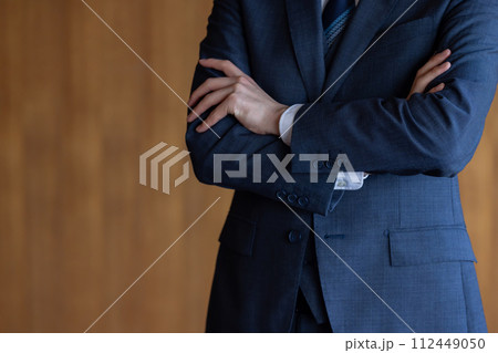 ビジネスマン　腕組み 112449050