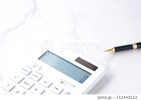 電卓とペン 電卓とペン 112449222