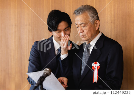 演説中に字が読めなくなるシニアビジネスマン 112449223