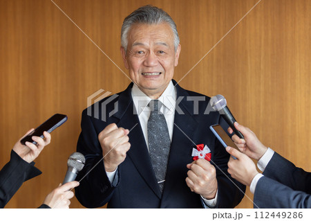 報道陣の質疑応答に応えるシニアビジネスマン 112449286