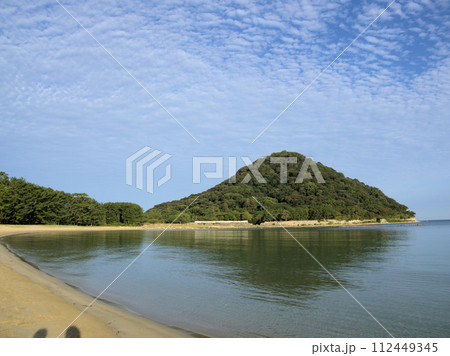 菊ヶ浜海岸から萩城址のある指月山方面を望む　山口県萩市堀内  112449345