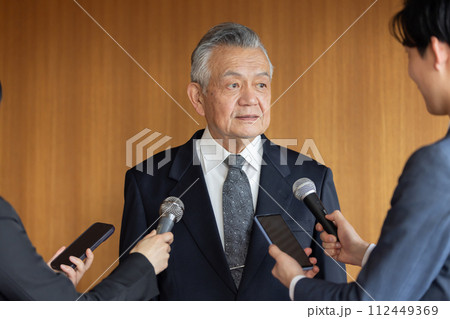 報道陣の質疑応答に応えるシニアビジネスマン 112449369