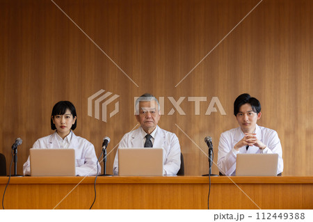 医療関係者　手術前カンファレンス 112449388