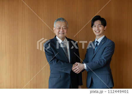 握手をする政治家 112449401