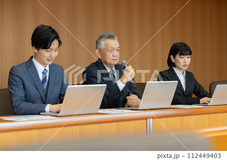 円卓 重厚感 会議イメージ 円卓 重厚感 会議イメージ 112449403