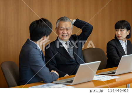 経営が順風満帆で嬉しい経営者 会議イメージ 経営が順風満帆で嬉しい経営者 会議イメージ 112449405