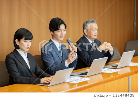 円卓 重厚感 会議イメージ 円卓 重厚感 会議イメージ 112449409