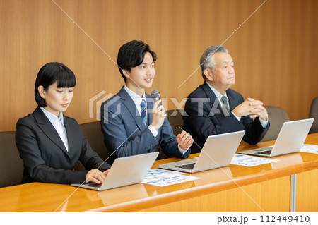 円卓　重厚感　会議イメージ 112449410