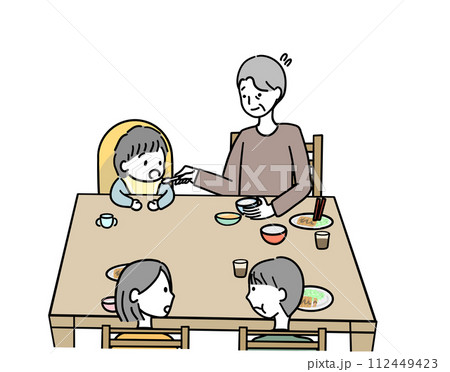 小さい子と食事をするおじいちゃん 112449423