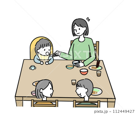 小さい子と食事をするお母さん 小さい子と食事をするお母さん 112449427