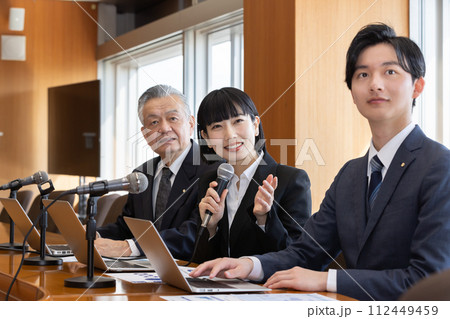 政治家　円卓　重厚感　議員バッジ　会議イメージ 112449459