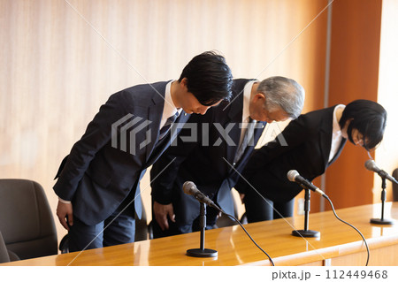 政治家 円卓 重厚感 一礼 謝罪 政治家 円卓 重厚感 一礼 謝罪 112449468