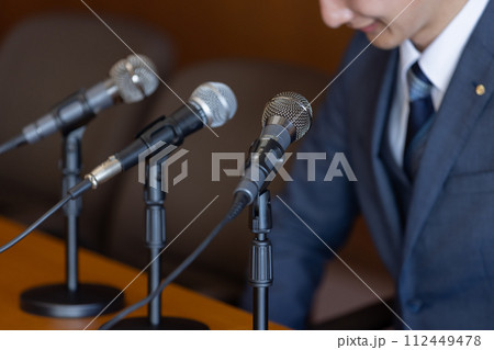 謝罪会見で悪びれない男性 謝罪会見で悪びれない男性 112449478