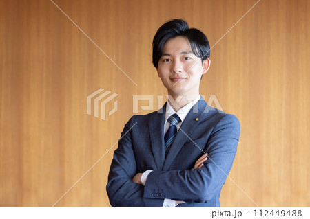 腕組みをする政治家 112449488
