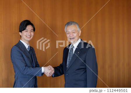 握手をする政治家 握手をする政治家 112449501