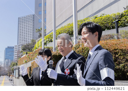 選挙で演説をする候補者 選挙で演説をする候補者 112449621