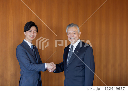 握手をする政治家 112449627