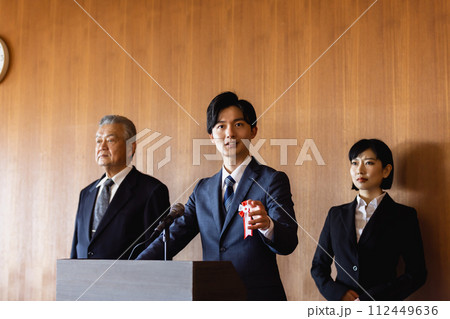 政治家　演説 112449636