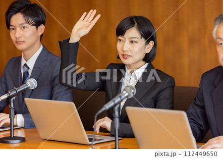 経営会議 挙手 経営会議 挙手 112449650