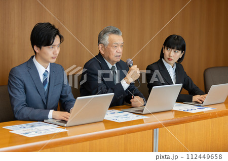 円卓　重厚感　会議イメージ 112449658