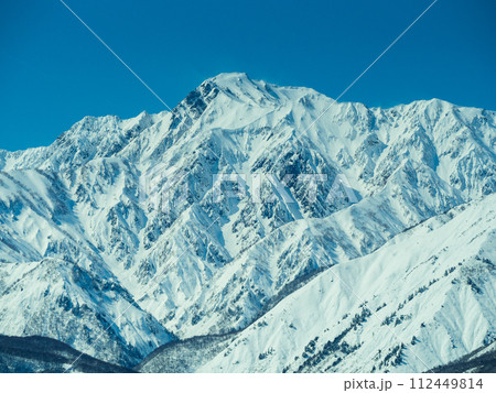 冬の白馬村　冠雪した北アルプスと五竜岳 112449814