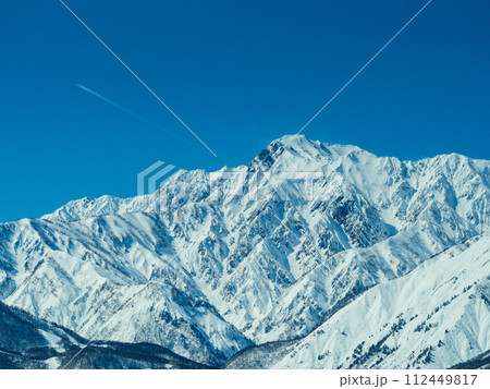 冬の白馬村 冠雪した北アルプスと五竜岳 冬の白馬村 冠雪した北アルプスと五竜岳 112449817