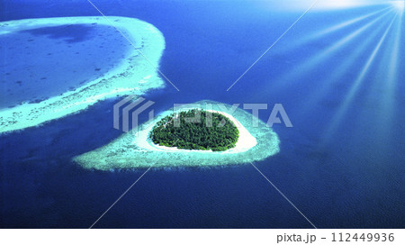 インド洋の美しい小島に差し込む太陽光線 112449936
